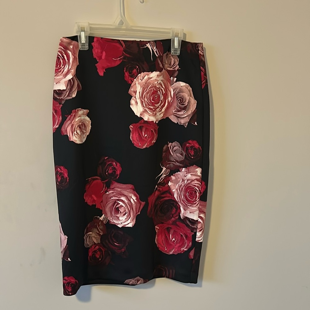 Black and red floral pencil skirt from White House Black Market in size 2.